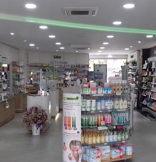 Interior farmacia Rius, amplia gama de productos de salud, estéticda y alimentación